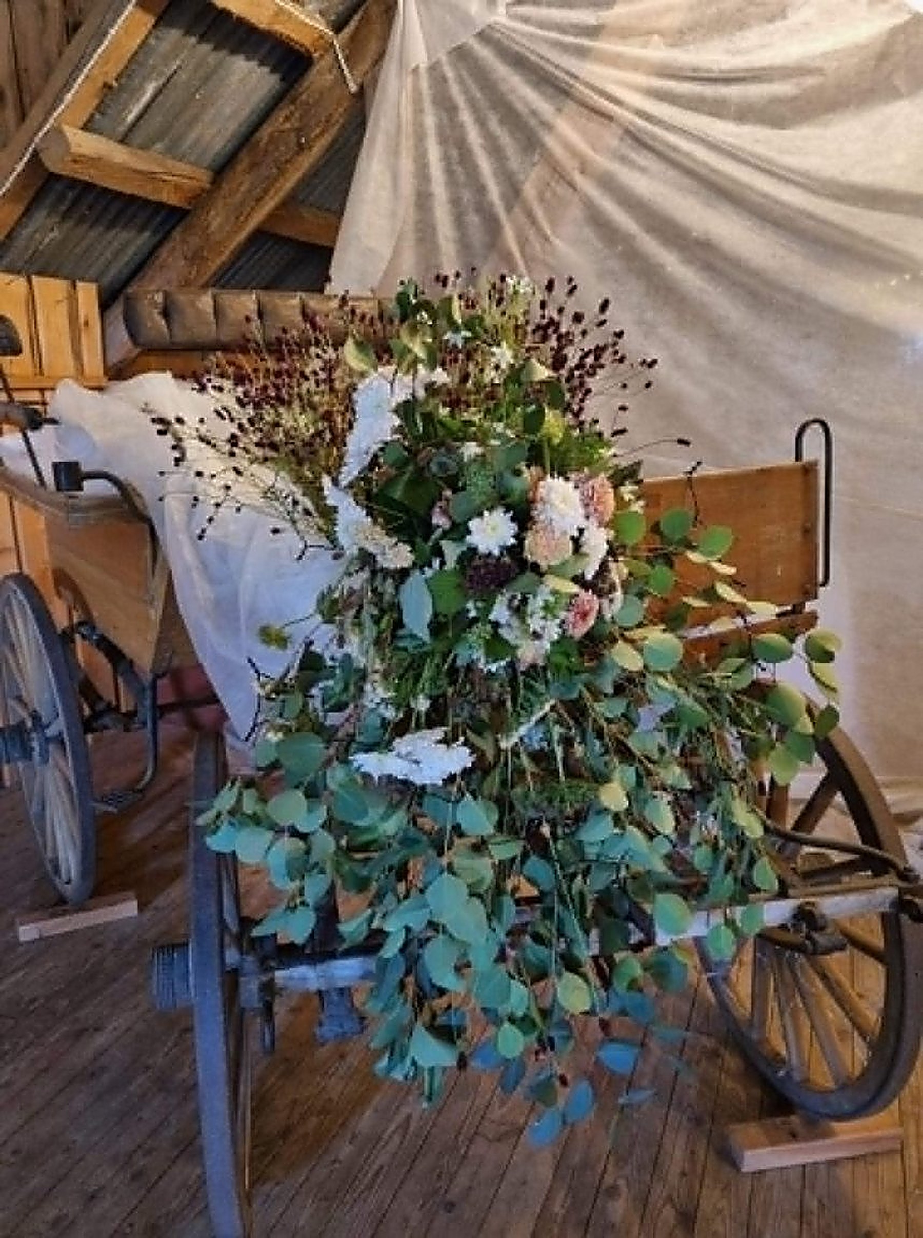 Blommor över gammal vagn